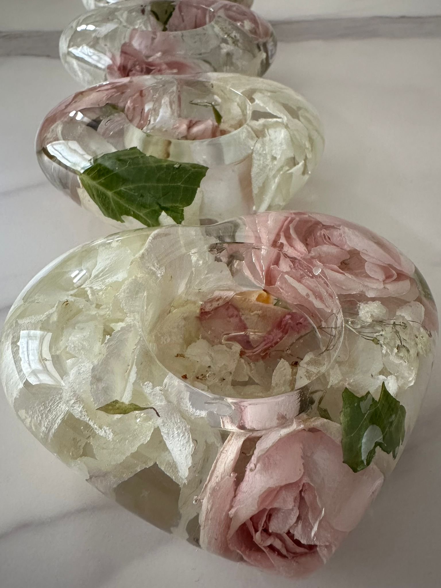 Resin flower preservation — heart with daisies and white rose